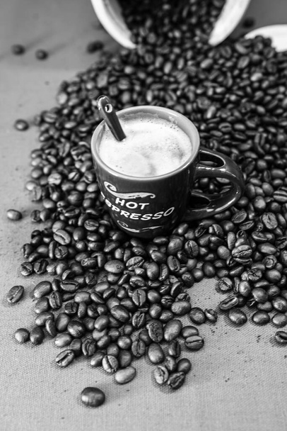 Чорна чашка кави. концепція сніданку
 - Фото, зображення
