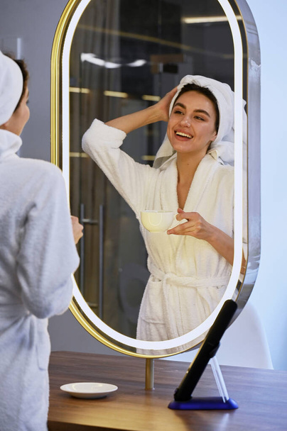belle jeune fille se maquillant devant un miroir. Le concept matinal de la mariée. Salon de beauté - Photo, image