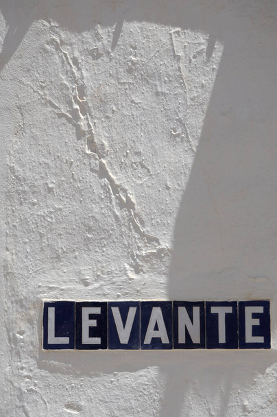 Levante szó a fehérre meszelt falon egy napsütéses napon - Fotó, kép