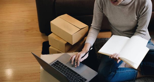 Küçük işletmeler kuran KOBİ 'li kadın girişimciler fatura kutusuna adresi yazın ve kutuları paketlemek, müşterilere satmak, iş fikirlerini çevrimiçi olarak satmak için online siparişleri işaretleyin - Fotoğraf, Görsel