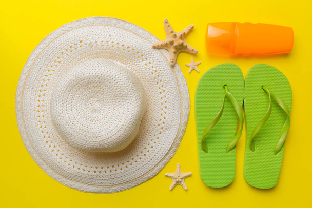 Summer vacation concept flat lay. straw hat beach accessories and towel top view. Space for text. travel concept. - Foto, immagini