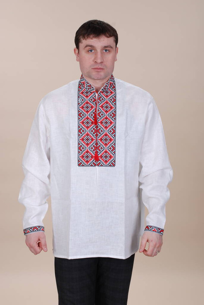 Un homme en vêtements ukrainiens. Vêtements nationaux brodés à la main ou sur une machine à écrire. - Photo, image