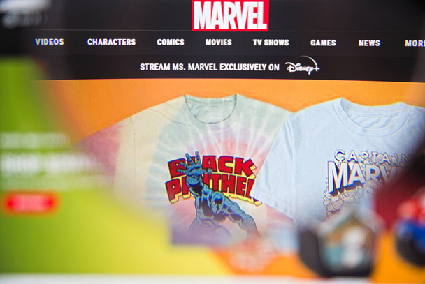 Oezjhorod. Oekraïne. 13 juni 2022. Foto van de Marvel home page op het beeldscherm met een vergrootglas. - Foto, afbeelding