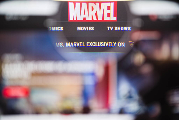 Uzhhorod. Ukrayna. 13 Haziran 2022. Marvel ana sayfasının fotoğrafı ekran ekranında büyüteçle birlikte.. - Fotoğraf, Görsel