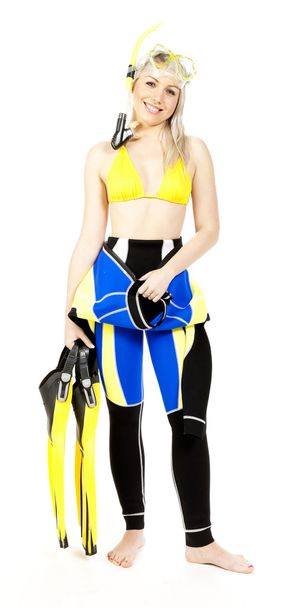 stoi młoda kobieta ubrana neoprenu z snorkeling sprzęt - Zdjęcie, obraz
