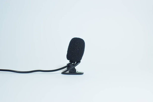 μικρόφωνο μονωμένο σε λευκό φόντο - Φωτογραφία, εικόνα