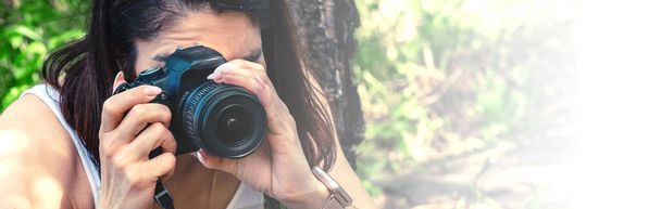 Jonge vrouw met een camera die buiten foto 's maakt. Banner ontwerp - Foto, afbeelding