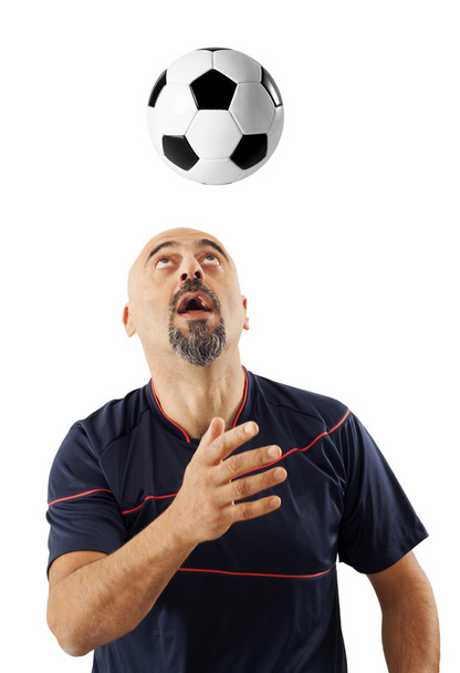 Jugador de fútbol golpeando la pelota con la cabeza
 - Foto, Imagen