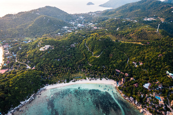 vista de ángulo alto de la isla y el mar, isla y árboles verdes - Foto, Imagen