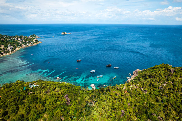 vista de alto ângulo da ilha e do mar, ilha e árvores verdes - Foto, Imagem