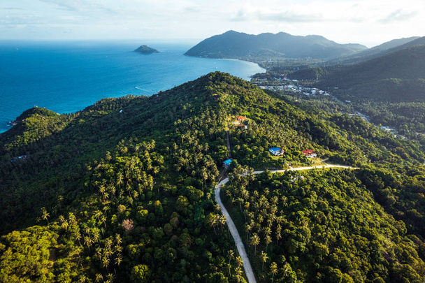 vista de alto ângulo da ilha e do mar, ilha e árvores verdes - Foto, Imagem