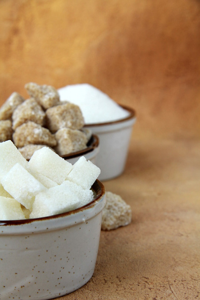 verschillende soorten suiker - bruine suiker, geraffineerde suiker en gekorrelde suiker - Foto, afbeelding