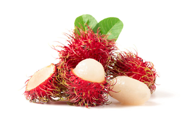 新鮮なランブータン果実は白い背景に隔離されています。東南アジアの果物。Rambutanは非常に栄養価が高く、体重減少から健康上の利点を提供することができます - 写真・画像