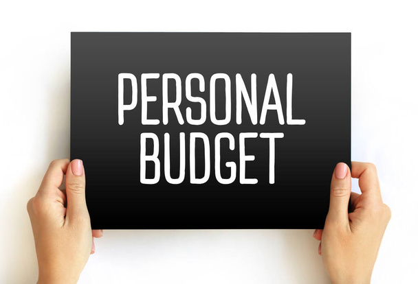 Budżet osobisty - plan finansowy, który przeznacza przyszłe dochody osobiste na wydatki, oszczędności i spłatę zadłużenia, koncepcja tekstowa na karcie - Zdjęcie, obraz