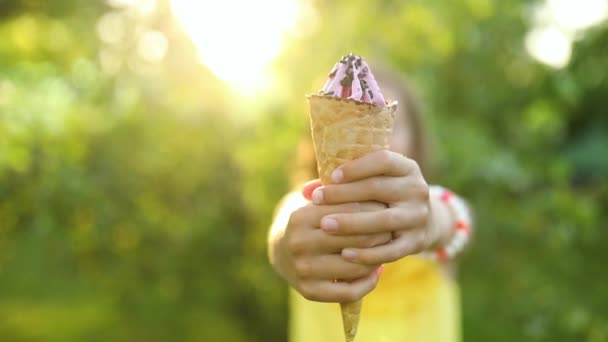 Happy girl with braces eating italian ice cream cone lachend tijdens het rusten in het park op zomerdag, kind genieten van ijs buiten, gelukkige vakantie, zomertijd - Video