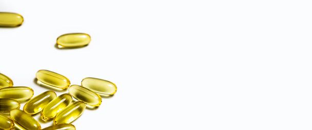 Vitamiinit kapseleissa kalaöljy, omega 3 ja D-vitamiini valkoisella taustalla. Banneri - Valokuva, kuva