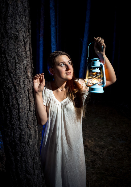 ritratto di una giovane donna smarrita nella foresta di notte
 - Foto, immagini