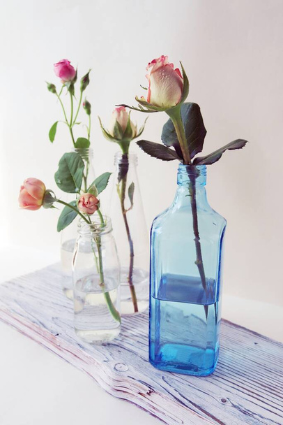 Fresh pink roses in glass transparent vases, flowers for romantic greetings, happy birthday, invitations, postcard - Foto, Imagem