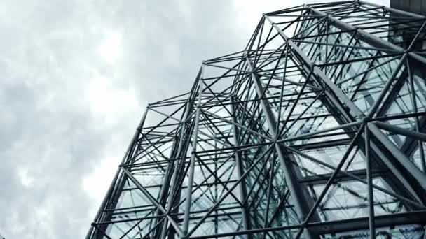 Błękitna fasada wieżowca. budynków biurowych. nowoczesne szklane sylwetki - Materiał filmowy, wideo