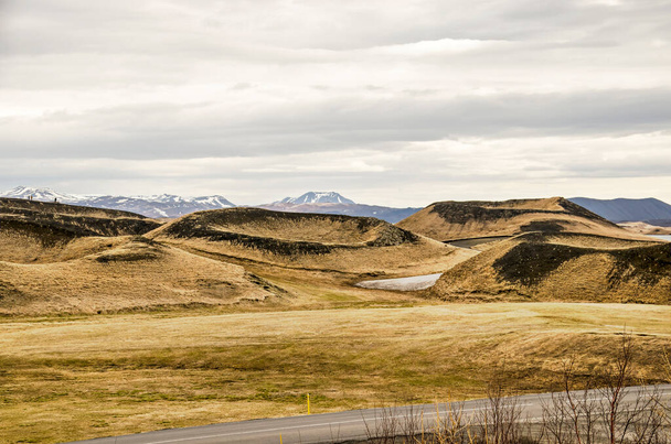 Ryhmä pseudokraattereita tai juurettomia käpyjä Myvatn-järven etelärannalla Islannissa - Valokuva, kuva