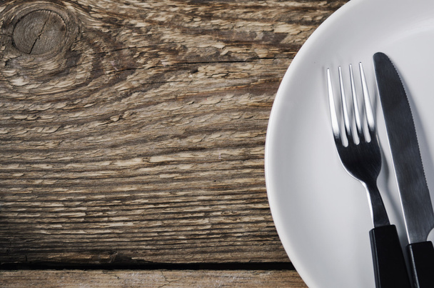 kés és villa tányéron - Fotó, kép