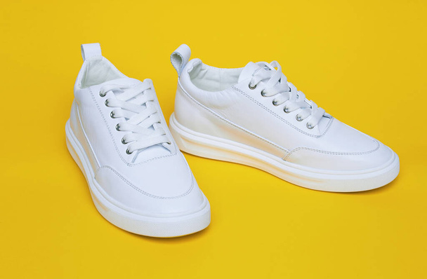 Valkoinen Sneaker keltaisella taustalla - Valokuva, kuva