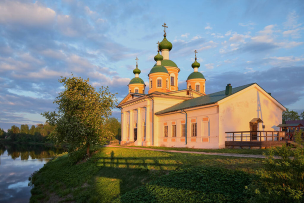 Paysage estival avec une église orthodoxe sur l'île, photo du pont au coucher du soleil. - Photo, image