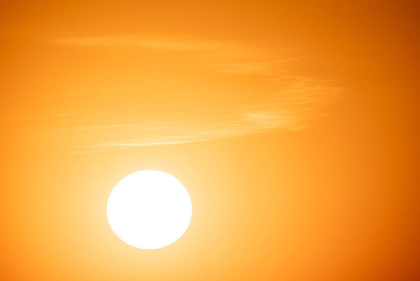 Wspaniała panorama malownicza silnego wschodu słońca ze srebrną podszewką i chmurą na pomarańczowym niebie. Wysokiej jakości zdjęcie - Zdjęcie, obraz