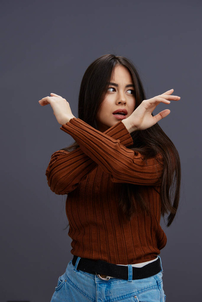 Женщина весело коричневый свитер позирует повседневной носить изолированный фон. Высокое качество фото - Фото, изображение