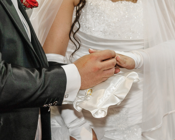 Bruidegom brengen gouden ring - Foto, afbeelding