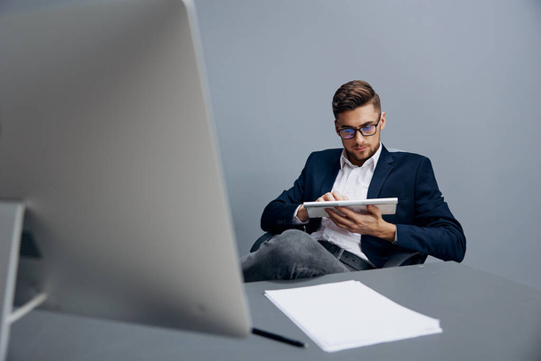 uomini d'affari che indossano occhiali lavora davanti a uno sfondo isolato del computer. Foto di alta qualità - Foto, immagini