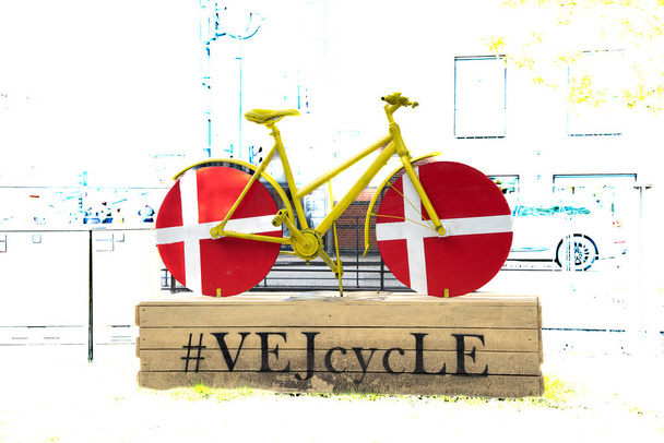 rower z czerwono-białymi kołami Tour de France w Vejle, Dania, 13 czerwca 2022 - Zdjęcie, obraz
