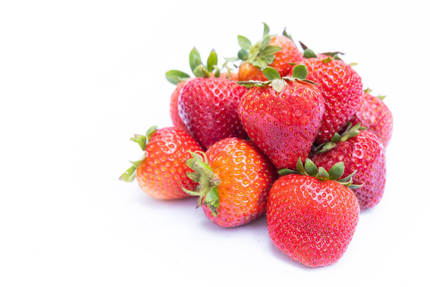 Bunch van rode heerlijke aardbeien geïsoleerd op een witte achtergrond - Foto, afbeelding