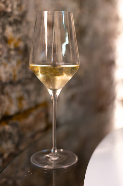 Dégustation de champagne brut mousseux produit selon la méthode traditionnelle dans les grottes souterraines close up - Photo, image