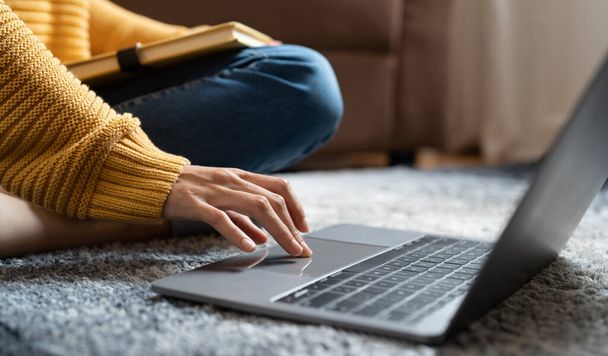 Primer plano de las manos femeninas mientras se escribe en el ordenador portátil para el aprendizaje en línea en casa - Foto, Imagen