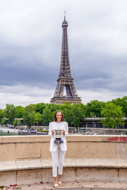 PARIS, FRANCE - JUNE 5, 2022: 2022 Roland Garros Champion Iga Swiatek of Poland posing with trophy at the Pont de Bir-Hakeim in Paris, France - Foto, Bild