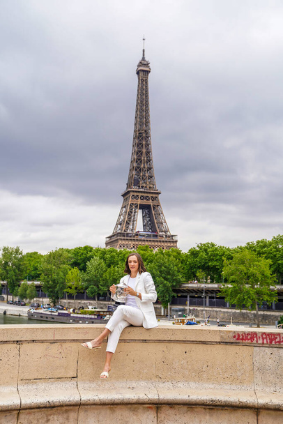 PARIS, FRANCE - JUNE 5, 2022: 2022 Roland Garros Champion Iga Swiatek of Poland posing with trophy at the Pont de Bir-Hakeim in Paris, France - Foto, imagen