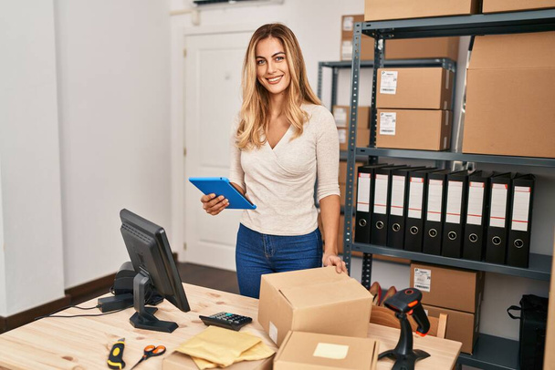 Nuori blondi nainen verkkokauppa liiketoiminnan työntekijä käyttäen kosketuslevy työskentelee toimistossa - Valokuva, kuva