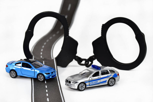 politie speelgoed auto met handboeien - Foto, afbeelding