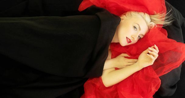 чуттєвий, спокусливий сексуальний усміхнений портрет молодої оголеної жінки, модель, лежачи гола в ліжку, в чорно-червоній тканині, тканині, постільній білизні, копіювальному просторі
 - Фото, зображення