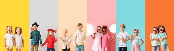 A színes hátterű, boldog kisgyermekek csoportja, szöveges térrel - Fotó, kép
