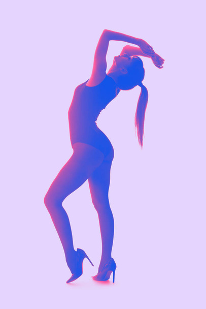 Silhouette di bella giovane donna su sfondo lilla - Foto, immagini