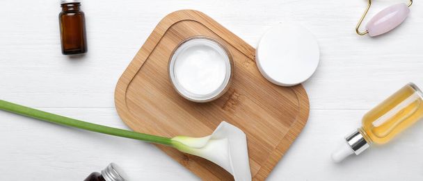 Zestaw produktów kosmetycznych i calla lilia na białym drewnianym tle - Zdjęcie, obraz