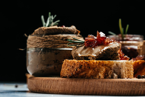 Liver pate with onion marmalade jam confiture. Fresh homemade chicken liver pate with greens. Restaurant menu, dieting, cookbook recipe. - Foto, afbeelding