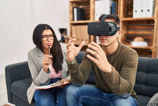 Чоловік і жінка, які мають сеанс психології віртуальної реальності в клініці
 - Фото, зображення