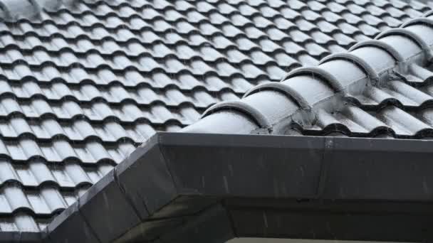 období dešťů, silný liják dešťové vody na střechu domu - Záběry, video