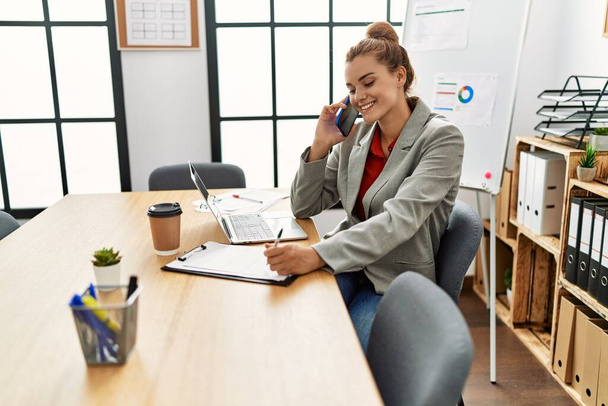 Fiatal nő üzleti dolgozó beszél az okostelefonon dolgozik az irodában - Fotó, kép