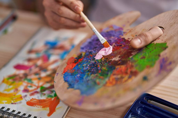 Jovem árabe homem misturando cor na paleta no estúdio de arte - Foto, Imagem