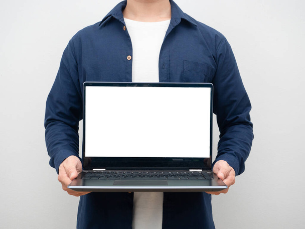Hombre sosteniendo portátil pantalla blanca recorte - Foto, Imagen