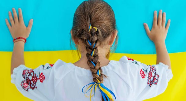 Vyshyvanka 'daki Ukraynalı kız çocuğu. Seçici odaklanma. Çocuk. - Fotoğraf, Görsel